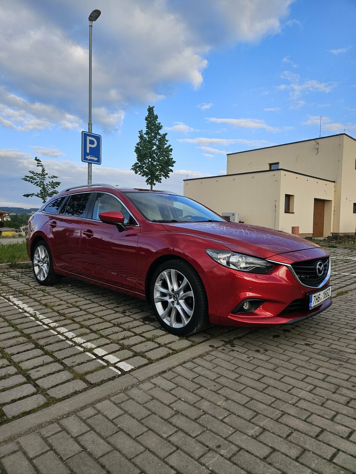 Mazda 6 Combi – pravý přední pohled